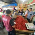 Pemeriksaan harga sembako di Pasar Al Mahira Banda Aceh. (Foto:Dok)