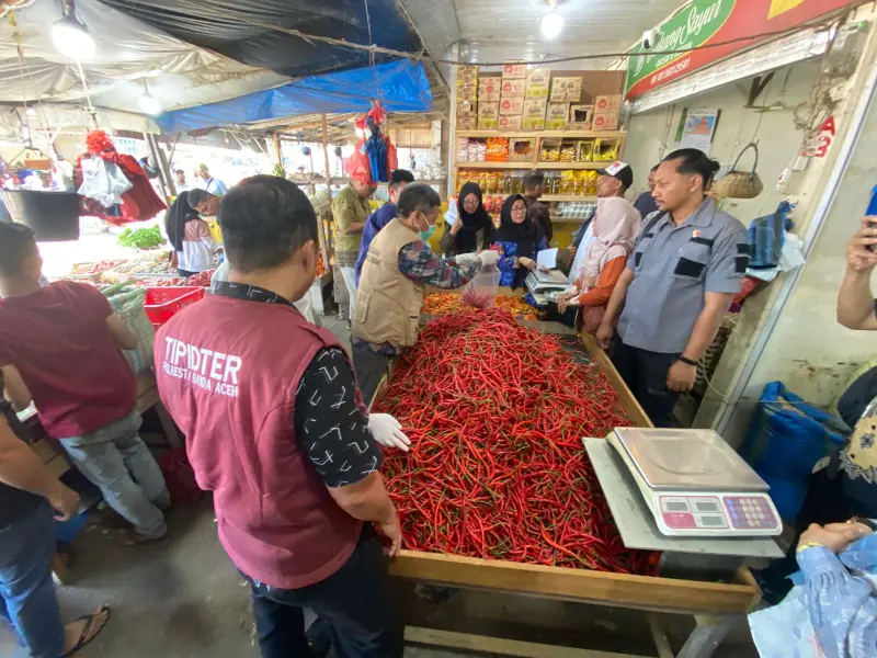 Pemeriksaan harga sembako di Pasar Al Mahira Banda Aceh. (Foto:Dok)