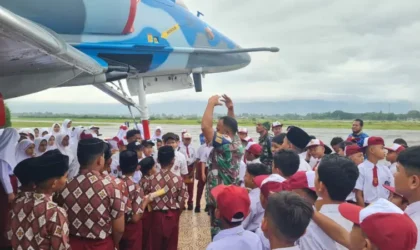 Siswa SD Aceh besar Mengikuti outing class di Lanud SIM