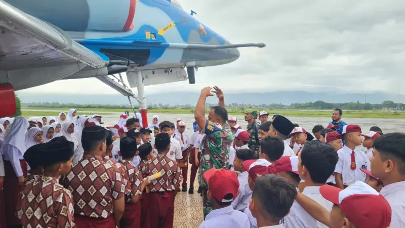 Ratusan siswa SD Aceh Besar mengikuti outing class di Lanud Sultan Iskandar Muda. (Foto:Dok/Lanud SIM)