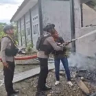 Aparat amankan lokasi kebakaran SMA Negeri 2 Dekai. (Foto:Dok/Kodam)