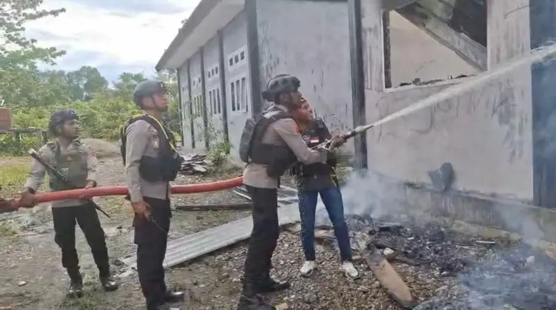 Aparat amankan lokasi kebakaran SMA Negeri 2 Dekai. (Foto:Dok/Kodam)