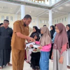 Camat Lhoknga, Zayadinur, SSTP menyerahkan santunan anak yatim program CSR Solusi Bangun Andalas di Mesjid Kemukiman Kueh yang disaksikan oleh tokoh masyarakat, 10 Maret 2026. (Foto:Arsip SBA)