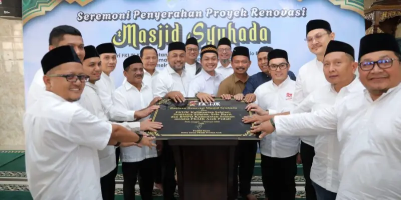 Penyerahan bantuan renovasi Masjid Syuhada Kuala Simpang oleh FKIJK Aceh. (Foto:Dok/FKIJK Aceh).