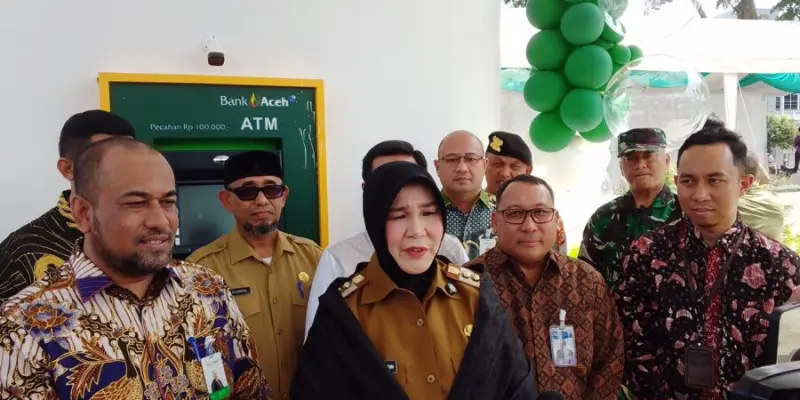 Wali Kota Banda Aceh, Illiza Sa'aduddin Djamal, Resmikan ATM Drive Thru Bank Aceh. (Foto:Dok Bank Aceh)