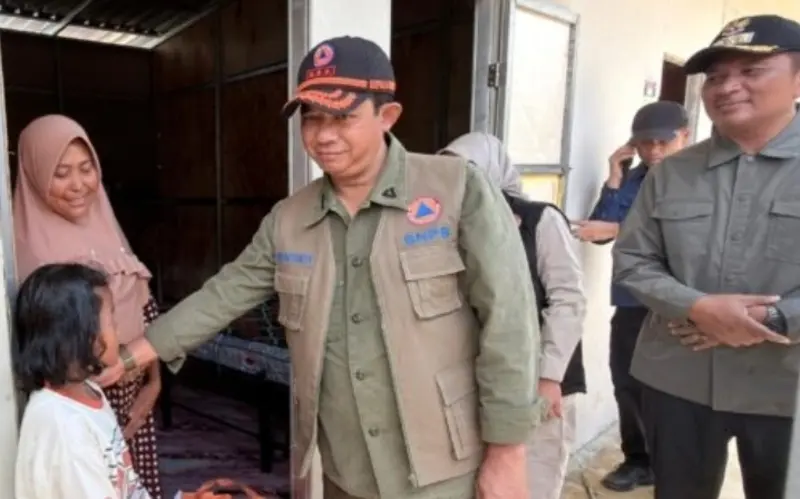 Kepala BNPB Suharyanto, bertemu warga pengungsi di huntara Agusen. (Foto: Dok/BNPB)