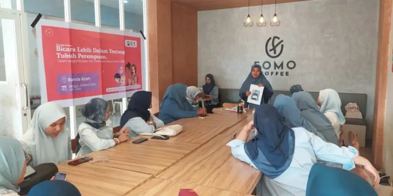 Komunitas perempuan Aceh diskusi tentang Hari Perempuan Sedunia 2026 di Fomo Cafe Lampriet Banda Aceh. (Foto:Dok/Ist).