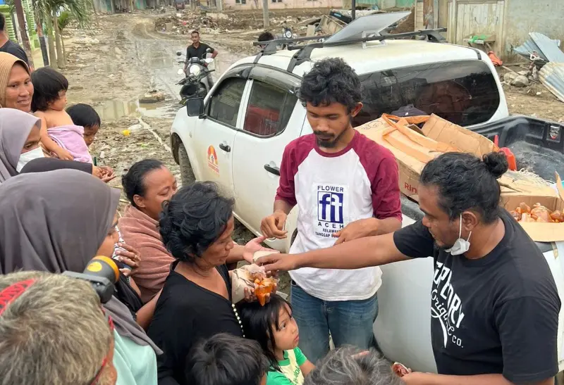 Relawan Flower Aceh menyalurkan bantuan ke korban banjir Aceh Tamiang. (Foto: Dok/Flower Aceh).