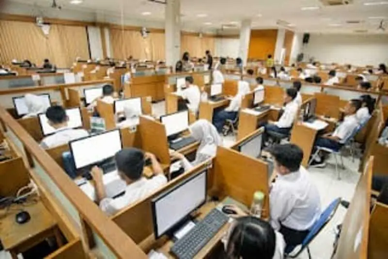 Siswa mengikuti ujian berbasis komputer. (Foto: Dok SMA KTB).