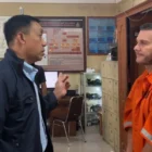 Steven Lyons saat diamankan aparat kepolisian Indonesia di Bandara Ngurah Rai Bali. (Foto:Dok/Polda Aceh).