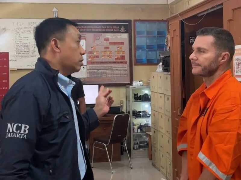 Steven Lyons saat diamankan aparat kepolisian Indonesia di Bandara Ngurah Rai Bali. (Foto:Dok/Polda Aceh).