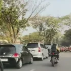 Warga memadati SPBU Lhoong Raya di Banda Aceh. Panic buying dipicu kekhawatiran kelangkaan BBM. (Foto/Ist)