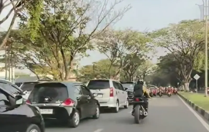 Warga memadati SPBU Lhoong Raya di Banda Aceh. Panic buying dipicu kekhawatiran kelangkaan BBM. (Foto/Ist)