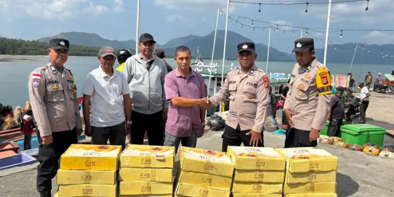 Ditbinmas Polda Aceh, Kombes Pol Joko Krisdiyanto menyalurkan kurma bantuan ke masyarakat. (Foto:Dok/Polda Aceh).