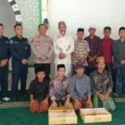 Kabid Humas Polda Aceh menyerahkan kurma bantuan Kapolda kepada santri Dayah Mini Aceh. (Foto:Dok/Polda Aceh)