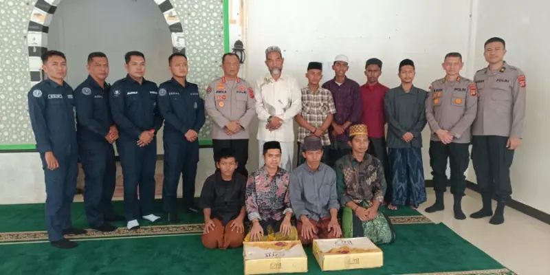 Kabid Humas Polda Aceh menyerahkan kurma bantuan Kapolda kepada santri Dayah Mini Aceh. (Foto:Dok/Polda Aceh)