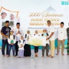 Anak-anak yatim menerima santunan BSI Berbagi di Masjid Darussalam Aceh Tamiang. (Foto:Dok/BSI)