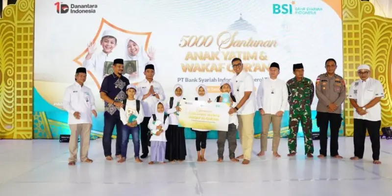 Anak-anak yatim menerima santunan BSI Berbagi di Masjid Darussalam Aceh Tamiang. (Foto:Dok/BSI)