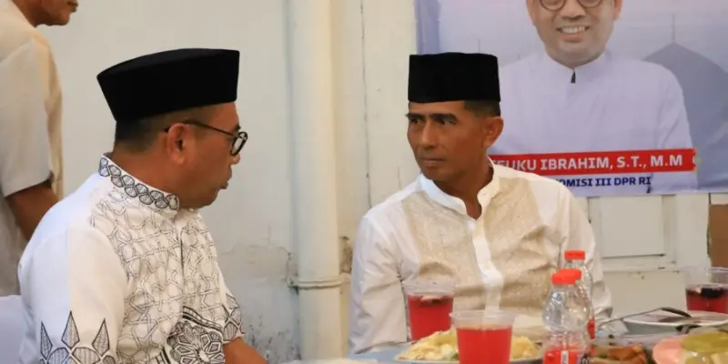 Kapolda Aceh Irjen Marzuki Ali Basyah berbincang dengan Teuku Ibrahim saat bukber. (Foto:Dok/Kapolda Aceh).