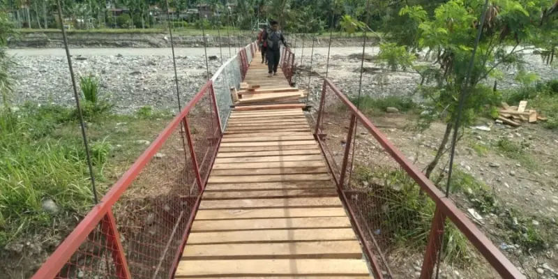 Kondisi pembangunan jembatan gantung di Mamas Indah di Kecamatan Darul Hasanah, Kabupaten Aceh Tenggara mencapai progres 87 persen. (Foto:Dok/Ist).