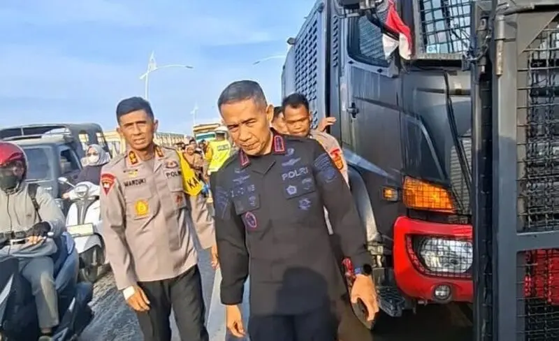 Kapolda Aceh pimpin pembersihan jalan menggunakan Water Cannon di Aceh Tamiang.(Foto:Dok/Polda Aceh).