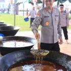 Kapolda Aceh berbaur dengan masyarakat dalam kegiatan memasak kuah beulangong. (Foto: Dok/Ist).