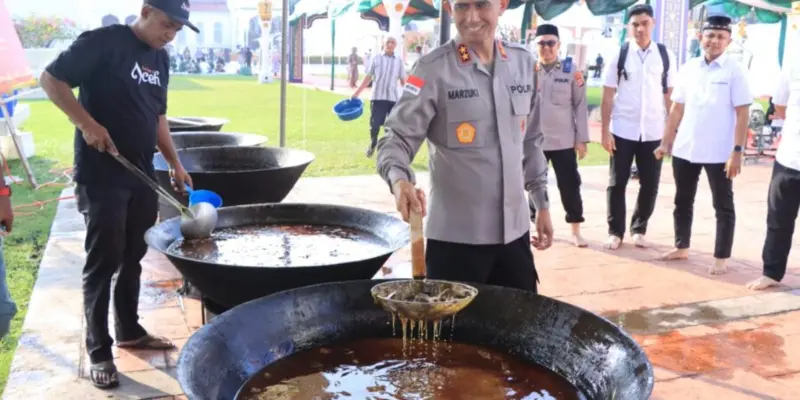 Kapolda Aceh berbaur dengan masyarakat dalam kegiatan memasak kuah beulangong. (Foto: Dok/Ist).