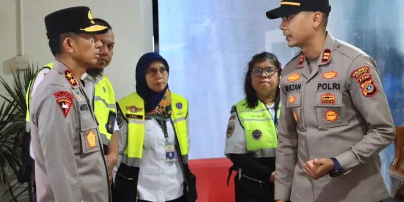 Kapolda Aceh melakukan peninjauan langsung ke sejumlah pos pelayanan Operasi Ketupat Seulawah 2026 di wilayah Aceh Besar. (Foto:Dok/Polda Aceh)