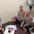 Bantuan kemanusiaan Kapolda Aceh atas penemuan bayi di Masjid Lamno yang diserahkan oleh Kapolres Aceh Jaya AKBP Zulfa Renaldo yang diwakili Wakapolres Kompol Ricky Andrika. (Foto:Dok/Polres Aceh Jaya).