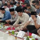 Wagub Aceh Fadhlullah berbuka puasa bersama korban banjir di Huntara Pidie Jaya. (Foto:Dok/Ist)