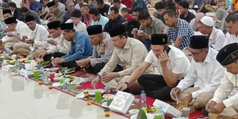 Wagub Aceh Fadhlullah berbuka puasa bersama korban banjir di Huntara Pidie Jaya. (Foto:Dok/Ist)