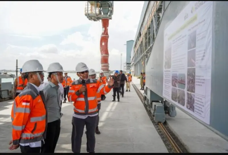 Wapres Gibran Rakabuming Raka meninjau proyek pengembangan dermaga dan fasilitas produksi PT Solusi Bangun Indonesia di Tuban, Jawa Timur. (Foto:Dok/SBI).