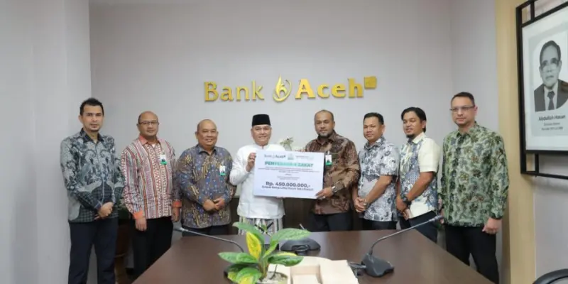 Direktur Utama Bank Aceh Syariah menyerahkan zakat karyawan kepada Baitul Mal Aceh. (Foto:Arsip Bank Aceh)