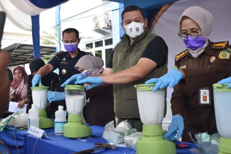 BNPB memusnahkan sabu hasil pengungkapan kasus narkoba di Aceh. (Foto:Dok/BNPB Aceh)