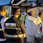 Petugas Bea Cukai mensosialisasikan aturan kepabeanan bagi jemaah haji Indonesia. (Foto:Dok/Bea Cukai)