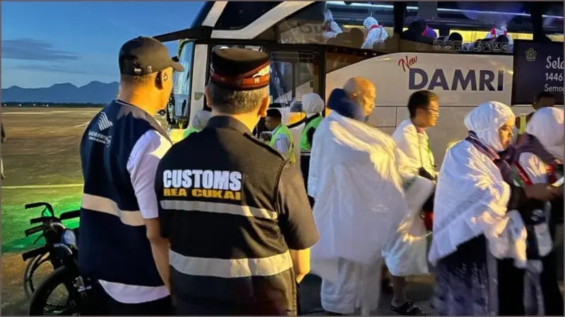 Petugas Bea Cukai mensosialisasikan aturan kepabeanan bagi jemaah haji Indonesia. (Foto:Dok/Bea Cukai)
