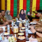 Marlina Muzakir pimpin rapat persiapan Hari Posyandu Nasional di Banda Aceh. (Foto:Dok/Adpim)