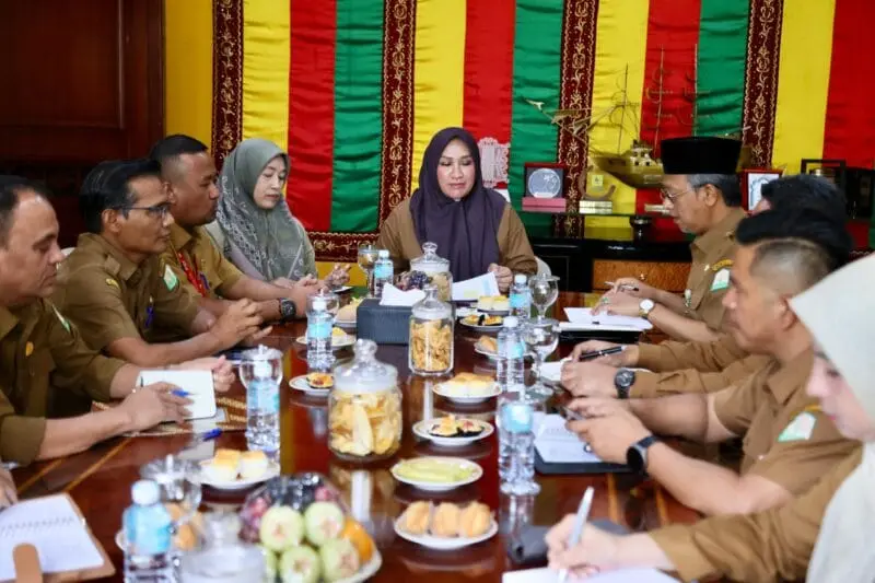 Marlina Muzakir pimpin rapat persiapan Hari Posyandu Nasional di Banda Aceh. (Foto:Dok/Adpim)