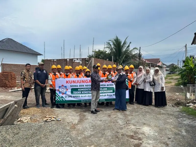 Siswa SMK Negeri 2 Banda Aceh melakukan kunjungan industri properti ke APERSI Provinsi Aceh serta proyek perumahan PT Berkah Raja Phonna. (Foto:Dok/Ist).