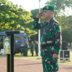 Kepala Kelompok Staf Ahli Pangdam Iskandar Muda (Kapok Sahli Pangdam IM), Mahesa Fitriadi, memimpin upacara bendera di Lapangan Blang Padang Banda Aceh. (Foto:Dok/Kodam IM)