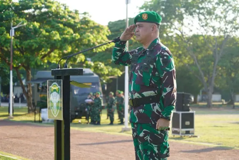 Kepala Kelompok Staf Ahli Pangdam Iskandar Muda (Kapok Sahli Pangdam IM), Mahesa Fitriadi, memimpin upacara bendera di Lapangan Blang Padang Banda Aceh. (Foto:Dok/Kodam IM)