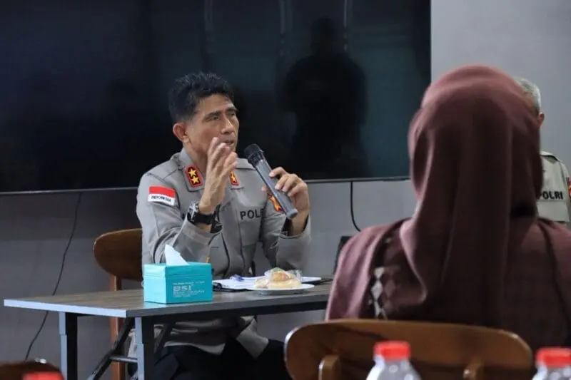 Kapolda Aceh diskusi dengan influencer di warung kopi Banda Aceh. (Foto:Dok/Humas Polda Aceh).