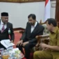 Gubernur Aceh saat menghadiri Pembahasan transformasi digital Bank Aceh Syariah di Banda Aceh. (Foto:Dok/Ist)