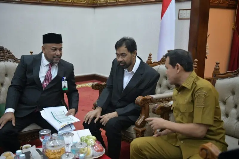 Gubernur Aceh saat menghadiri Pembahasan transformasi digital Bank Aceh Syariah di Banda Aceh. (Foto:Dok/Ist)