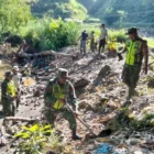 Personel TNI menanam pohon di bantaran sungai Bener Meriah. (Foto:Dok/Kodam IM)