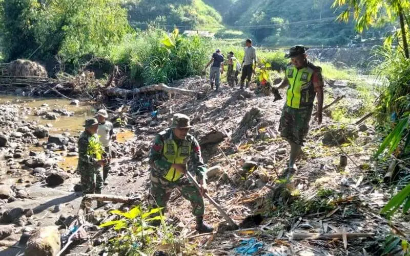 Personel TNI menanam pohon di bantaran sungai Bener Meriah. (Foto:Dok/Kodam IM)