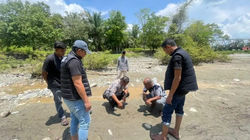 Polisi melakukan pengecekan sungai di Aceh Besar. (Foto:Dok/Polres Aceh Besar)