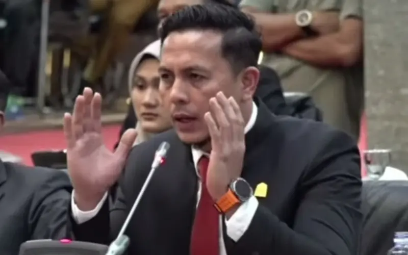 Anggota DPRA Rijaluddin dari PKB, menyampaikan interupsi di sidang saat rapat LKPJ Gubernur 2025. (Foto:Dok/Ist).