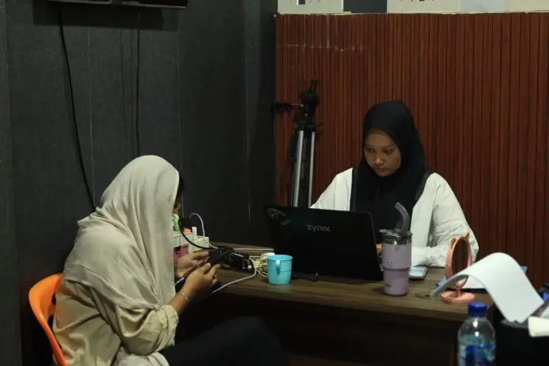 Penyidik Subdit V Siber Ditreskrimsus Polda Aceh sedang meminta keterangan seorang perempuan berinisial PAF yang diduga terkait dengan video live TikTok. (Foto:Dok/Ditreskrimsus)