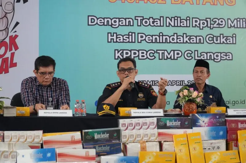 Kepala Kantor Bea Cukai Langsa, Dwi Harmawanto, dalam konferensi pers pemusnahan rokok ilegal. (Foto:Dok/BC Langsa).